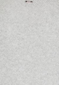 Jasnoszary sweter dziergany z miękkiego materiału, charakteryzujący się subtelną teksturą i małą metalową metką z logo umieszczoną w widocznym miejscu.