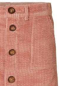 Fløjlsskjørt i ferskenfarve med lodrette ribber, to store brune knapper og en sidelomme. Tekstureret med en blød finish.