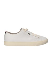 Sneakers bianchi in pelle con tomaia testurizzata, punta rotonda, suola in gomma beige e lacci beige. Piccolo accento nero e rosso sul tallone.