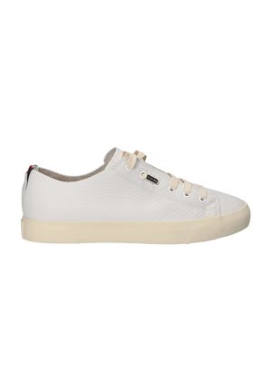 Sneakers bianchi in pelle con tomaia testurizzata, punta rotonda, suola in gomma beige e lacci beige. Piccolo accento nero e rosso sul tallone.