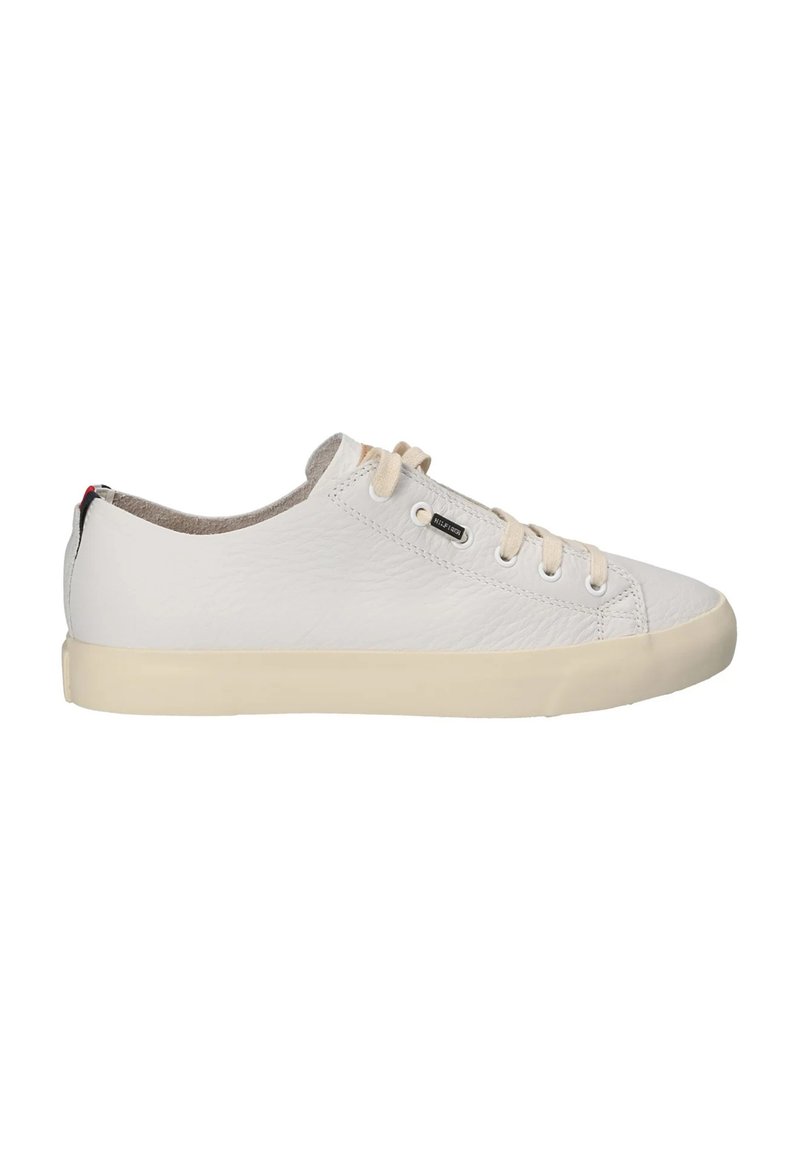 Sneakers bianchi in pelle con tomaia testurizzata, punta rotonda, suola in gomma beige e lacci beige. Piccolo accento nero e rosso sul tallone.