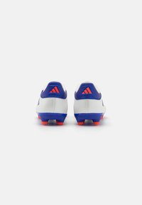 Bijele nogometne kopačke s plavim detaljima, s teksturiranom gornjom površinom, crvenim potplatom i tri crvene Adidas pruge na peti.