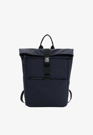 Dunkelblauer Rucksack mit aufrollbarem oberen Verschluss, gesichert durch einen schwarzen Schnallenriemen, Frontreißverschlusstasche und Tragegriff oben, dargestellt vor weißem Hintergrund.