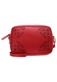Malá červená kožená crossbody taška s květinovými laserově vykrojenými vzory na předních rozích a zlatými kovovými detaily.