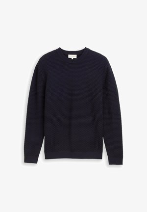 Pulover tricotat bleu marin cu model texturat, guler rotund și mâneci lungi. Are o margine și manșete din material rib, cu un mic logo pe mânecă.