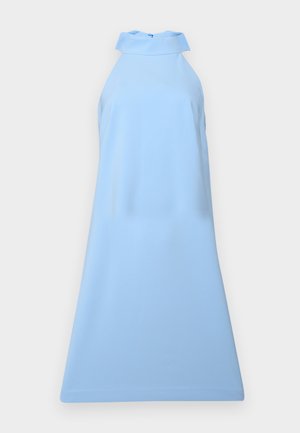 Rochie halter, de culoare albastru deschis, realizată dintr-un material neted; are un corp ajustat și o margine evazată, design minimalistic fără modele sau embellishe.