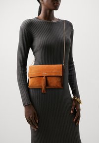 Anna Field LEATHER - Cross body bag - cognac