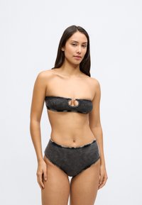 Top de bikini bandeau negru cu un detaliu decupat circular și chiloți asortați cu talie înaltă, având o textură subtilă tip nervură și margini elastice.