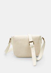 Sac bandoulière en faux cuir crème de forme rectangulaire, avec une sangle ajustable et une boucle dorée en accent. Texture douce, design minimal.