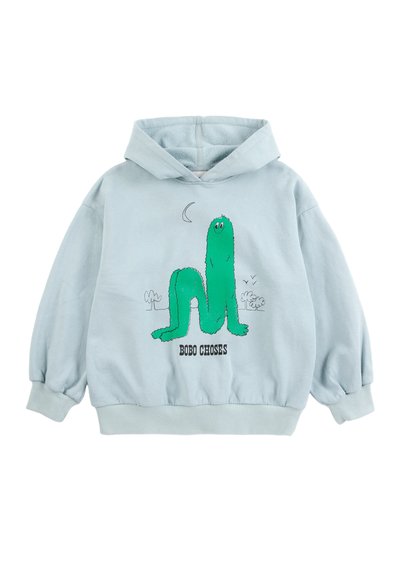 Sweat à capuche bleu clair avec une créature verte pelucheuse de dessin animé, lune, arbres, oiseaux et texte "BOBO CHOSES" sur le devant.