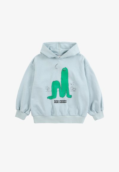 Sweat à capuche bleu clair avec une créature verte pelucheuse de dessin animé, lune, arbres, oiseaux et texte "BOBO CHOSES" sur le devant.