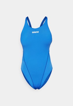 Blå heldragt swimsuit med tynde stropper og en rund halsudskæring. Har kontrasterende mørkeblå sømme og et "arena"-logo i hvid.