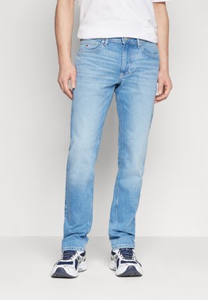 Vaqueros de mezclilla azul claro con un corte recto, que cuentan con un diseño clásico de cinco bolsillos y un discreto logo de la marca en la cintura.