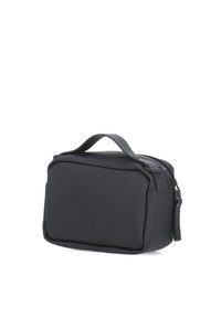 Borsa da toiletta nera impermeabile con una maniglia robusta, forma rettangolare, texture liscia e chiusura con zip. Design compatto per i viaggi.