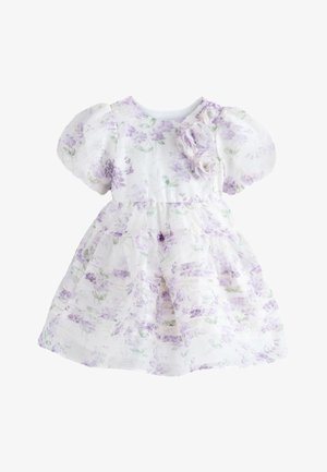 Biele detské šaty s nafúknutými rukávmi, zdobené svetlofialovými kvetinovými potlačami a tromi látkovými kvetmi na hrudi.