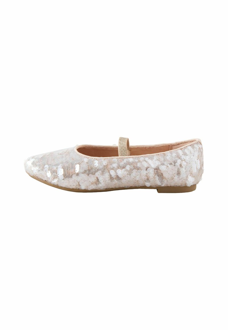 Flache Ballettschuhe mit spitzer Zehe, bedeckt mit schillernden Pailletten, ausgestattet mit einem beigen elastischen Riemen und einer hellbraunen Gummisohle.
