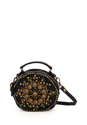 Borsa rotonda nera con borchie decorative dorate, rosse e turchesi, manico superiore e tracolla regolabile.