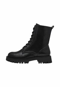 Bottines noires avec un bout en cuir lisse et un côté texturé en motif serpent noir, dotées d'une semelle en caoutchouc épaisse et d'un design à lacets.