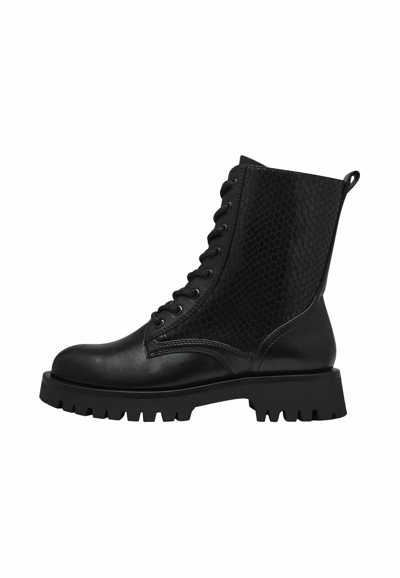 Bottines noires avec un bout en cuir lisse et un côté texturé en motif serpent noir, dotées d'une semelle en caoutchouc épaisse et d'un design à lacets.