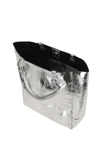 Borsa tote metallizzata argento con base piatta, due manici superiori e interno profondo nero. Dotata di chiusura a scatto e texture liscia e lucida.