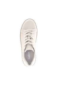 Lichtbeige sneaker met een soepel leren bovenwerk, ronde neus, vetersluiting en een getextureerde rubberen zool met een gestikte rand.