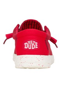 Roter lässiger Sneaker mit einem strukturierten Obermaterial, weichem Kragen und weißer gesprenkelter Sohle. Verfügt über ein auffälliges "HEY DUDE"-Logo auf der Rückseite.