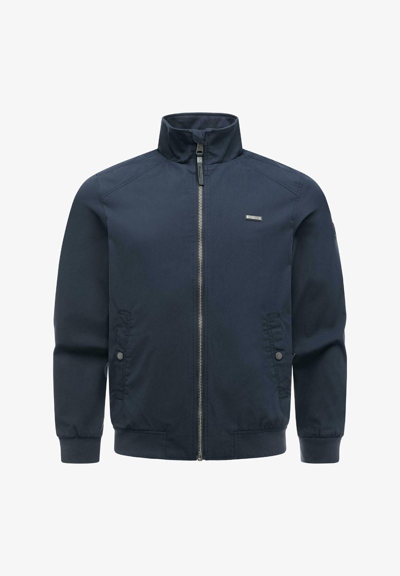 Veste bomber pour homme bleu marine avec fermeture éclair avant, deux poches à rabat à bouton-pression, poignets côtelés et col montant.