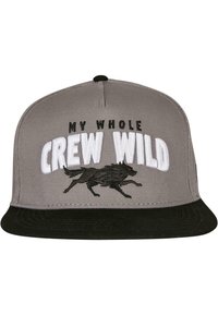 Cappellino da baseball grigio con visiera nera; presenta testo ricamato "LA MIA INTERA SQUADRA è FOLLE" e un lupo in corsa nero con occhi rossi.