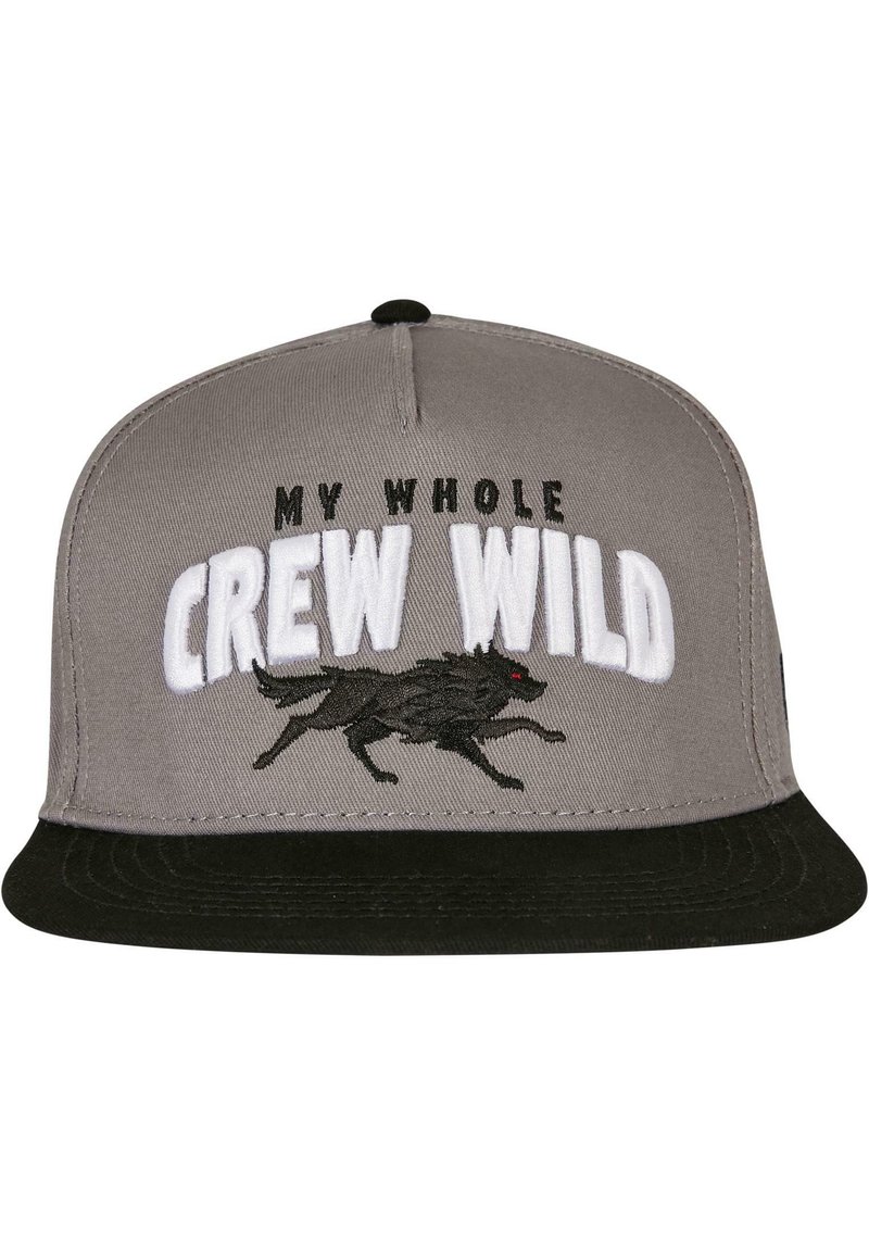 Cappellino da baseball grigio con visiera nera; presenta testo ricamato "LA MIA INTERA SQUADRA è FOLLE" e un lupo in corsa nero con occhi rossi.