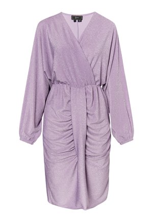 Fialové třpytivé šaty s dlouhými rukávy, řasením v pase a výstřihem do V. Měkká textura zesiluje třpytivý efekt.