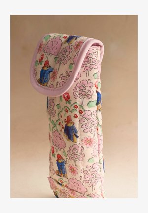 Sac din material matlasat cu margini mov, cu ilustrații ale unui urs într-o haină albastră și o pălărie roșie printre copaci și flori roz.