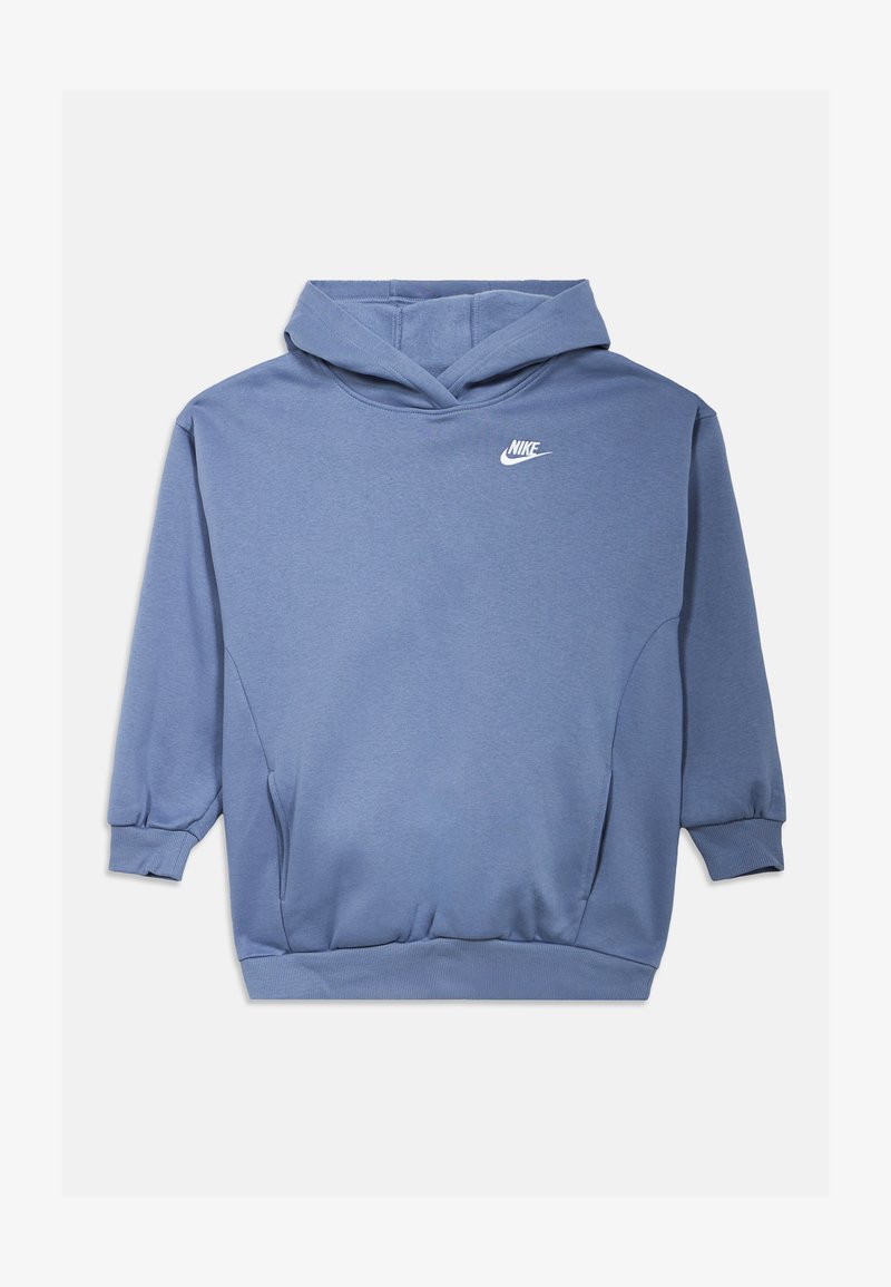 Kék Nike kapucnis pulóver, puha anyagból készült, elülső zsebbel, bordás mandzsettával és fehér logóval a mellkason. Kapucnis kialakítás, varrott varratokkal.