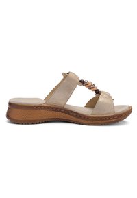 Beige sandal med åben tå, lav brun kilehæl med tekstur og dekorative perle-lignende perler på den øverste rem.