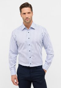 Wit overhemd met smalle blauwe strepen, button-down kraag, lange mouwen en donkere knopen. De stof lijkt glad met een frisse afwerking.