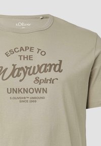 Khaki katoenen t-shirt met een ronde hals, voorzien van bruine tekst: "Escape to the Wayward Spirit UNKNOWN" en merkinformatie. Korte mouwen.