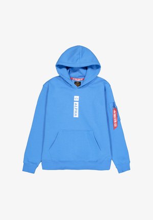 Blauwe hoodie met kangoeroe zak, met een witte logo rechthoek met het label "ALPHA" en een ritsarmzak met een rode label.