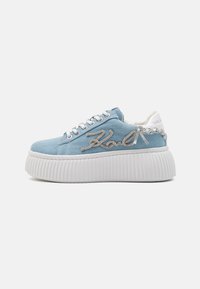 Sneaker platform in denim blu con suola in gomma bianca, dotati di logo ricamato argento e dettagli bianchi sul tallone e nell'area dei lacci.