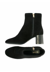 Czarne zamszowe botki na kostkę z ostrym noskiem, bocznym zamkiem i masywnym obcasem. Charakteryzują się gładką fakturą i minimalistycznym designem.