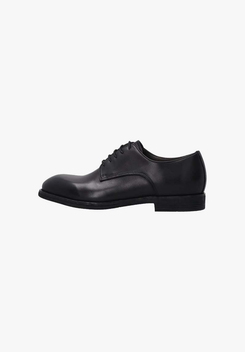 Zwarte leren dresschoenen met een gladde afwerking, ronde neus, zes oogjes vetersluiting en een lage gestapelde hak. Platte zool met een gestructureerde grip.