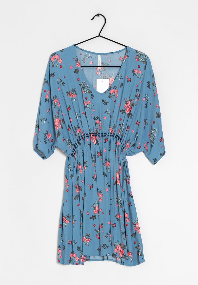 Robe bleue à motifs floraux avec des fleurs roses et rouges, taille froncée, et manches trois-quarts, suspendue à un cintre noir sur un fond blanc.