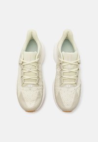 Under Armour INFINITE PRO - Apavi skriešanai pa asfaltu - downpour gray/starlight/halo gray