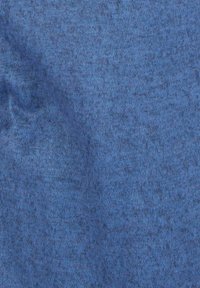 Zachte, gebreide stof in een textuuropmaak met een effen middelblauwe kleur. Heeft een licht oneven oppervlakte voor extra diepte.