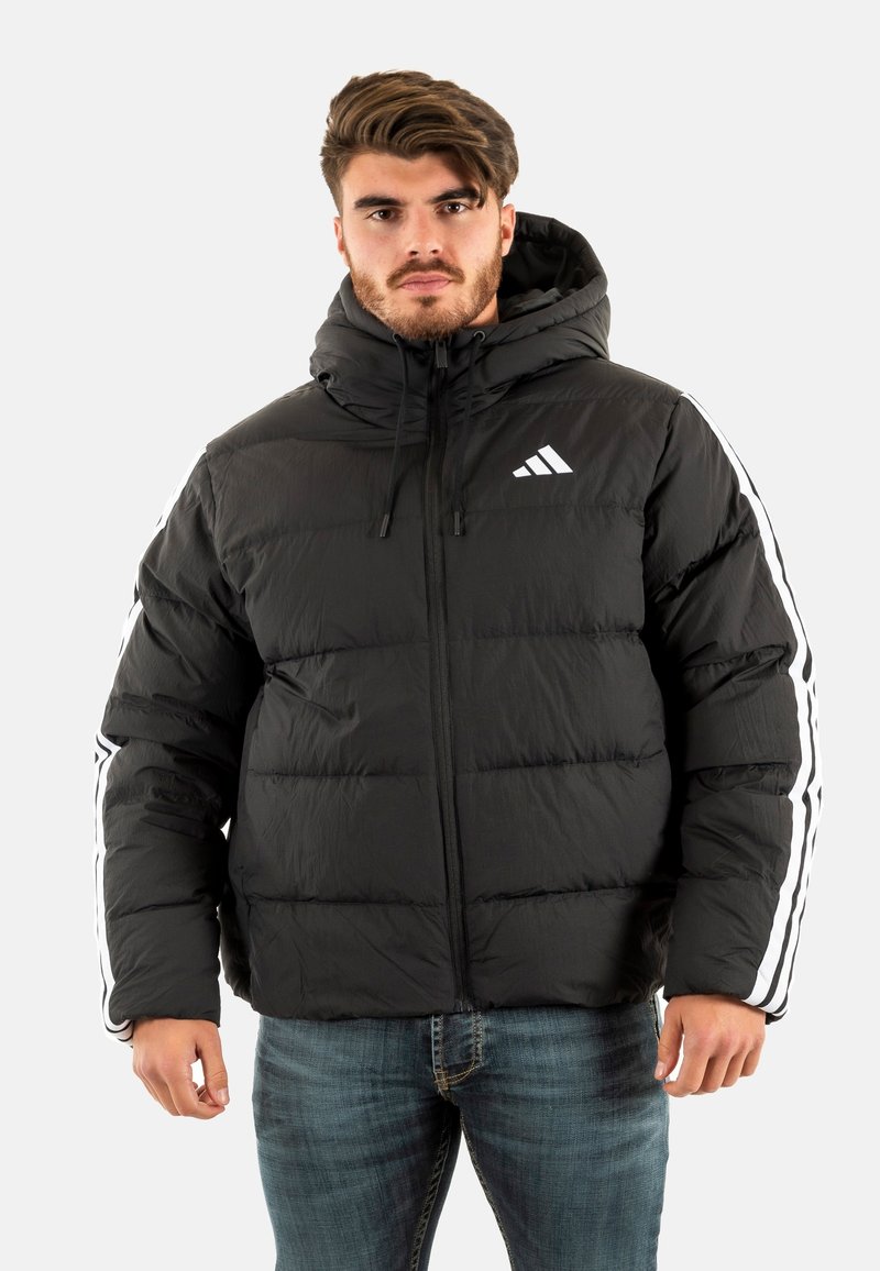 Chaqueta de plumas negra con capucha, que presenta costuras horizontales, cierre de cremallera y franjas laterales blancas. El tejido parece suave y ligero.