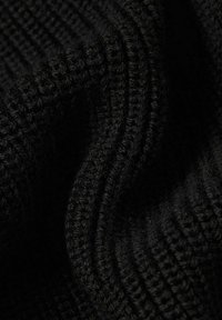 Tessuto a maglia nera con un motivo testurizzato, caratterizzato da costine pronunciate e morbidi fili strettamente intrecciati, creando un aspetto caldo.