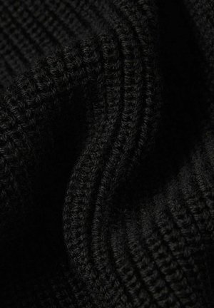 Tessuto a maglia nera con un motivo testurizzato, caratterizzato da costine pronunciate e morbidi fili strettamente intrecciati, creando un aspetto caldo.