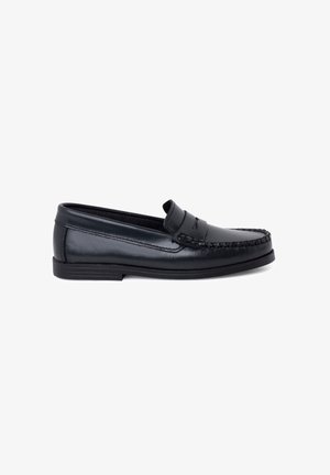 Schwarze Lederloafers mit abgerundeter Spitze, gesteppten Details und flacher Gummisohle. Verfügen über einen Vorderriemen und eine glatte Oberfläche.