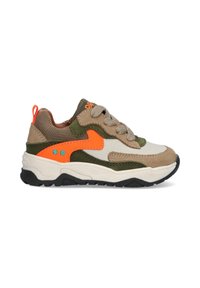 Zapatilla que presenta una combinación de tonos beige, verde y naranja, con un upper texturizado, cordones y una suela blanca gruesa con dibujo negro.