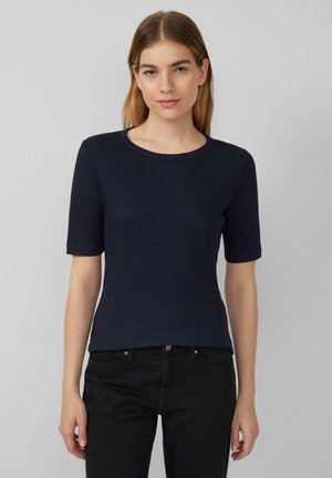 T-shirt bleu marine à manches courtes avec un col rond, fabriqué dans un tissu côtelé offrant une texture lisse et un design ajusté.