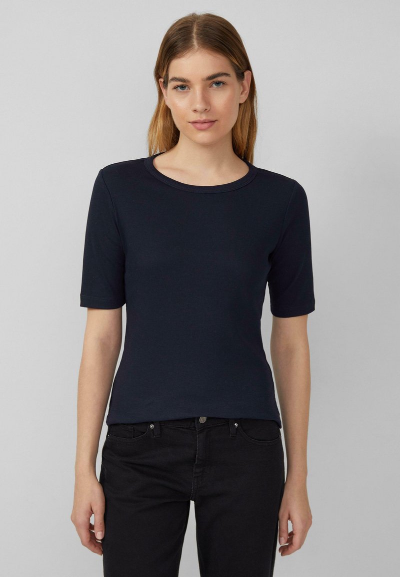 Navyblauwe t-shirt met korte mouwen en een ronde halslijn, gemaakt van een geribde stof die een soepele textuur en een aansluitend ontwerp biedt.