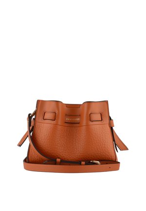 Sac bandoulière en cuir marron texturé avec bandoulière réglable et quincaillerie ton or, patch logo à l'avant et accents rectangulaires cousus.